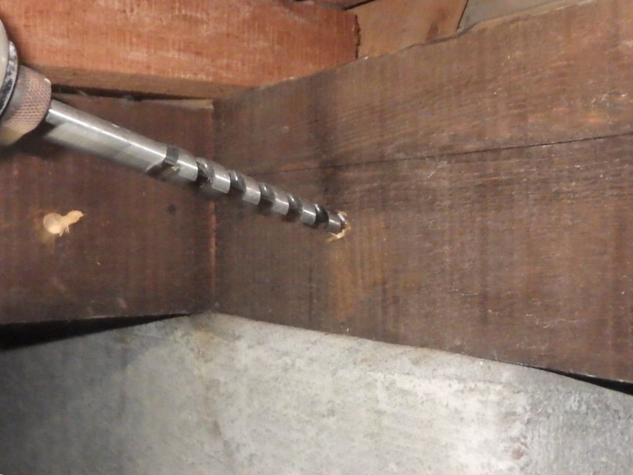 シロアリの被害からお客様の大切なお住まいを守るための床下の防蟻工事 写真